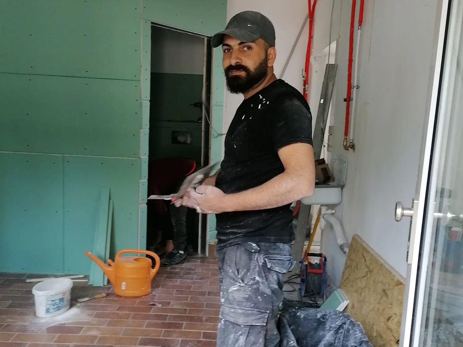 Mann arbeitet im Haus von Antik-Lux